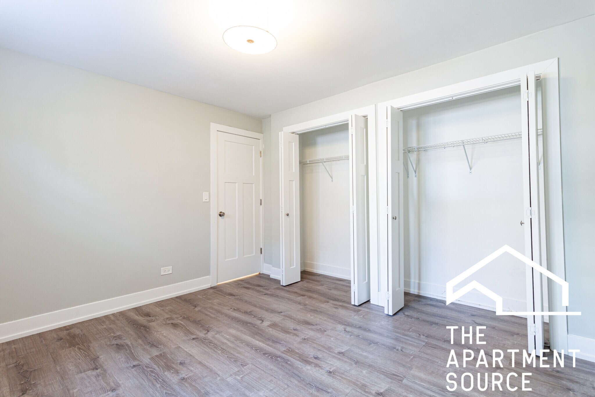 Building Photo - 454 W Barry Ave