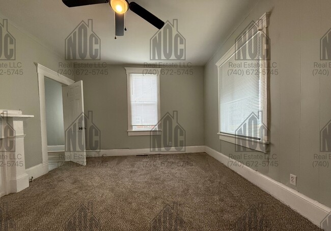 Building Photo - 1236 1/2-1236 1/2 E Locust St