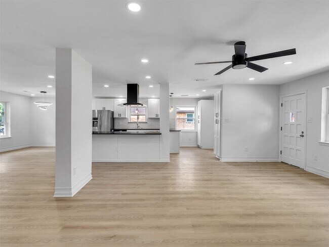 Building Photo - 16007 Diana Ln