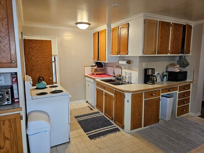 Building Photo - 4 bedroom House Close to U of M! Leasing for Fall 2026!