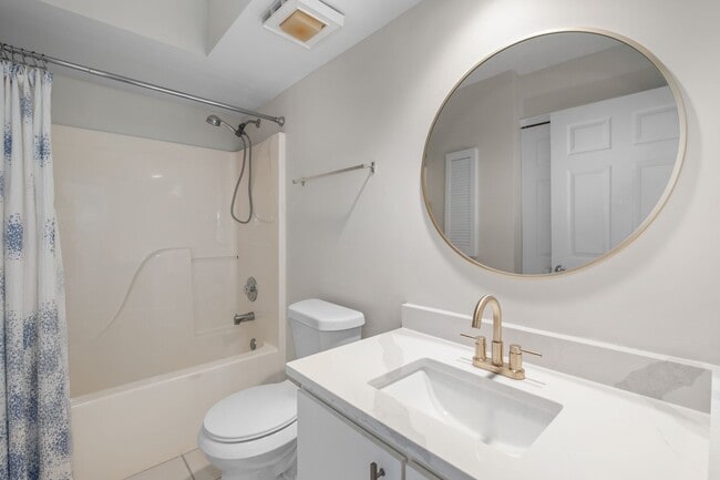 Building Photo - 2 bed + den 2 bath condo, just 2.5 miles from the beach!