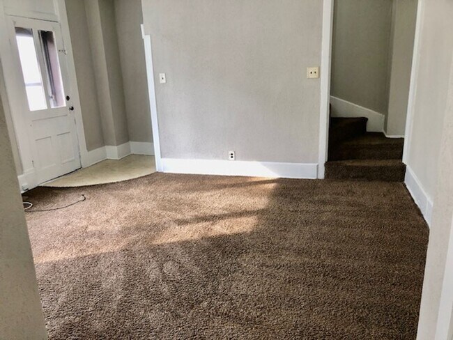 Building Photo - 548 E Pearl St