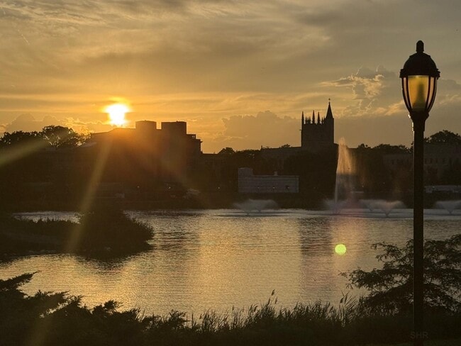 Building Photo - 1720 Maple Ave