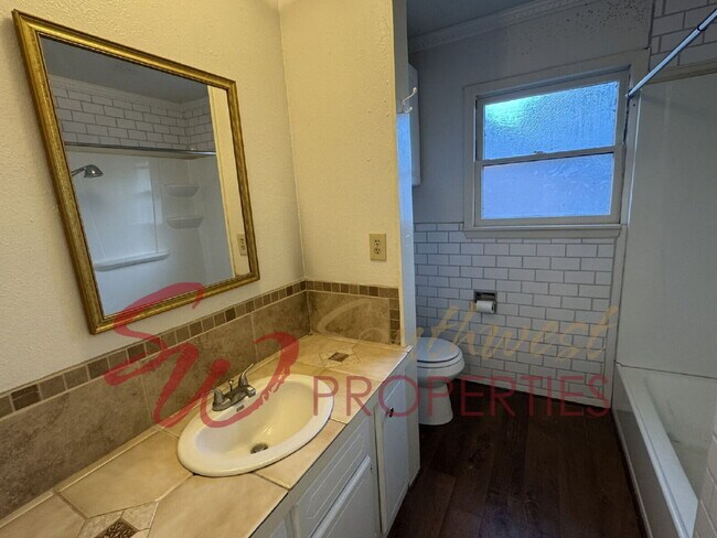 Building Photo - 4 bedroom 2 bath, great neighborhood! One block from TSU football field.