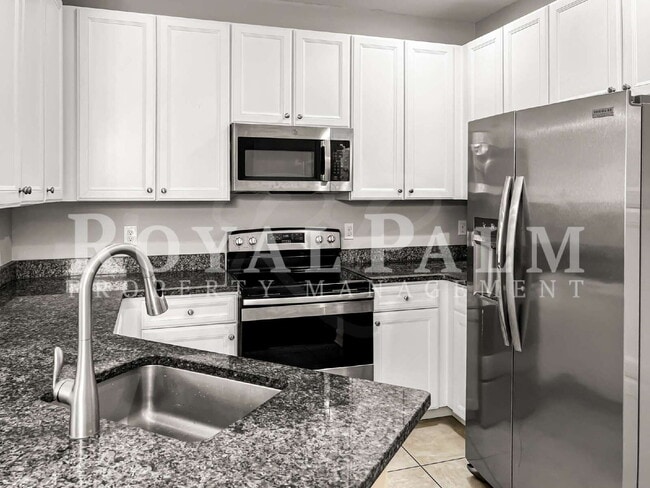 Building Photo - Big on Space, Smart on Layout — 3 bedroom 2.5 bath corner END UNIT pet-friendly townhouse!