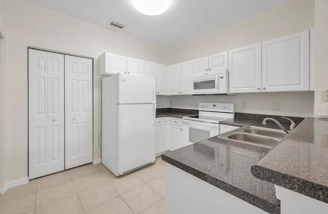Building Photo - Bright & Beautiful 2/2 Condo in The Estate...