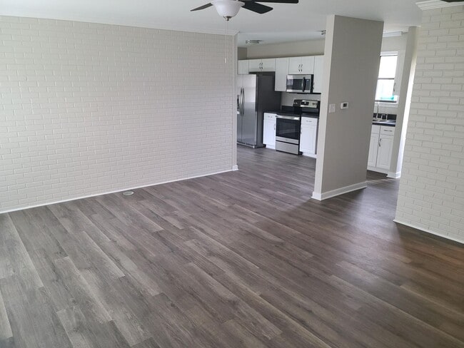 Building Photo - 2 Bed 1 Bath Rancher-Chesterfield -Courtho...