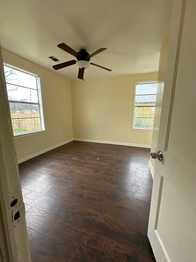 Building Photo - Central air and Heat 4 Bedroom home