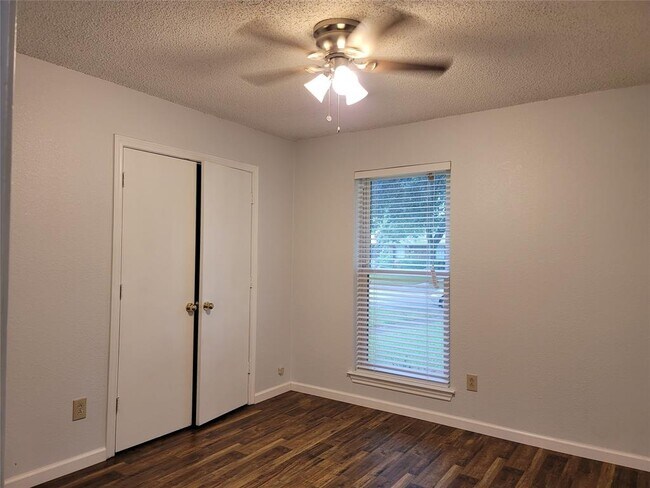 Building Photo - 613 Hanover Dr