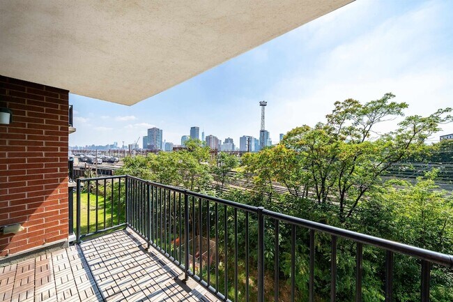 Building Photo - 700 Grove St