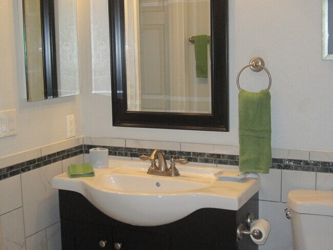 Building Photo - 2/1 Executive Condo
