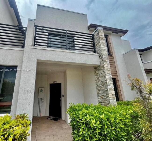 Building Photo - 20714 NE 5th Ct