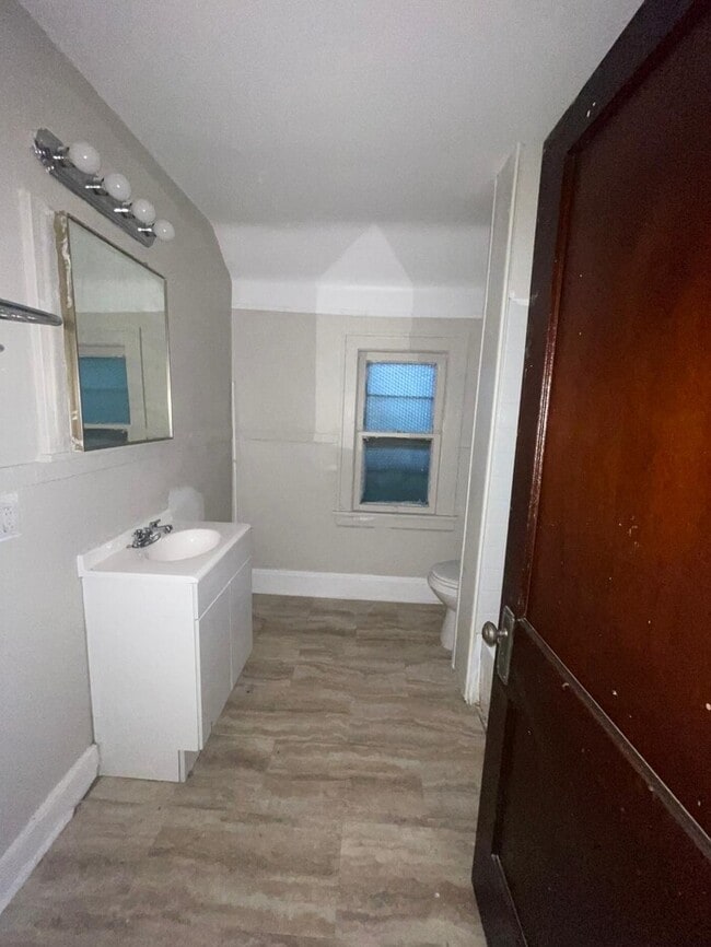 Building Photo - Updated 3 bedroom 1 bathroom in Cleveland