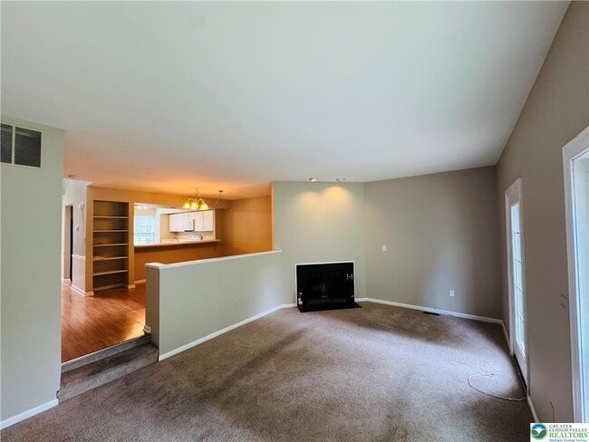 Building Photo - 102 Quaker Dr