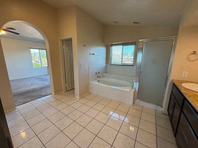 Building Photo - 4 Bedroom house with pool and amazing views