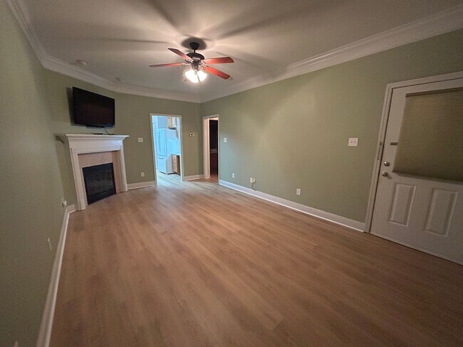 Building Photo - Freshly Renovated 2-Bed, 2-Bath Home