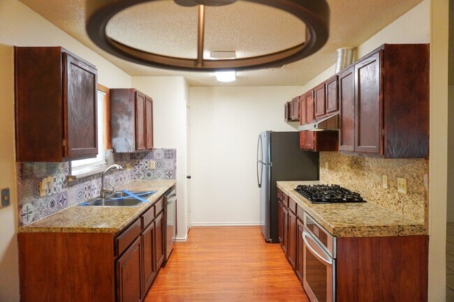 Building Photo - Universal City 3 Bedroom, 2 Bath, Single Story