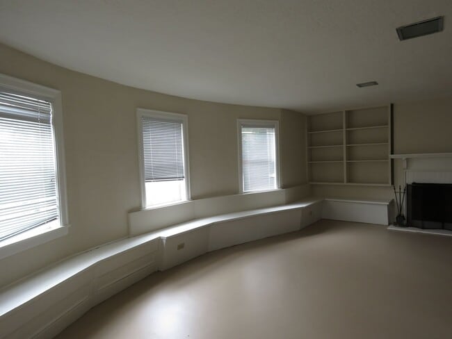 Building Photo - Elegant 4 bedroom House  with bonuses