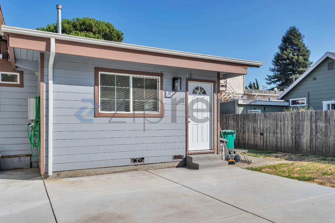 Building Photo - Unit