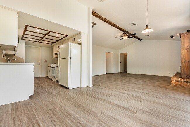Building Photo - 1006 W Neptune Rd