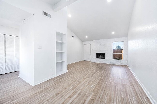 Building Photo - 10626 Sandpiper Dr