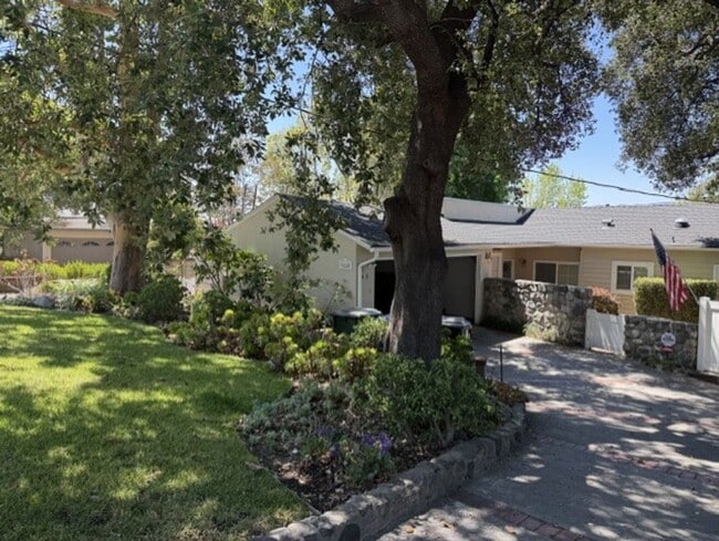 Building Photo - Spacious & Charming 3 Bedroom and a Den Home with Beautiful Updates