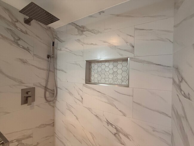 Building Photo - 8299 Kingsbrook Rd