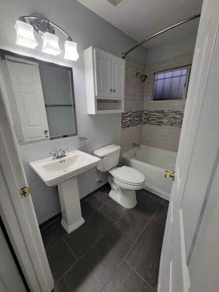 Building Photo - 2038 Blackston Ave