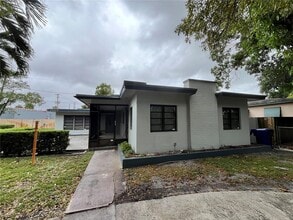 Building Photo - $3,000MONTHLY;1608 S 19TH AVE #HOUSE HOLLY...