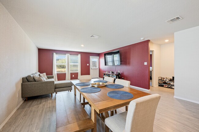 Building Photo - 5611 Elm Valley Dr