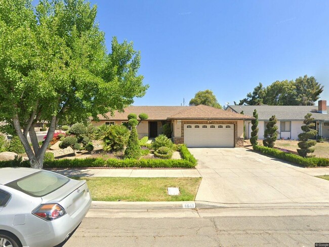 Primary Photo - Great home in Fresno, Gorgeous Landscaping!