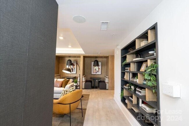 Building Photo - 425 W Trade St