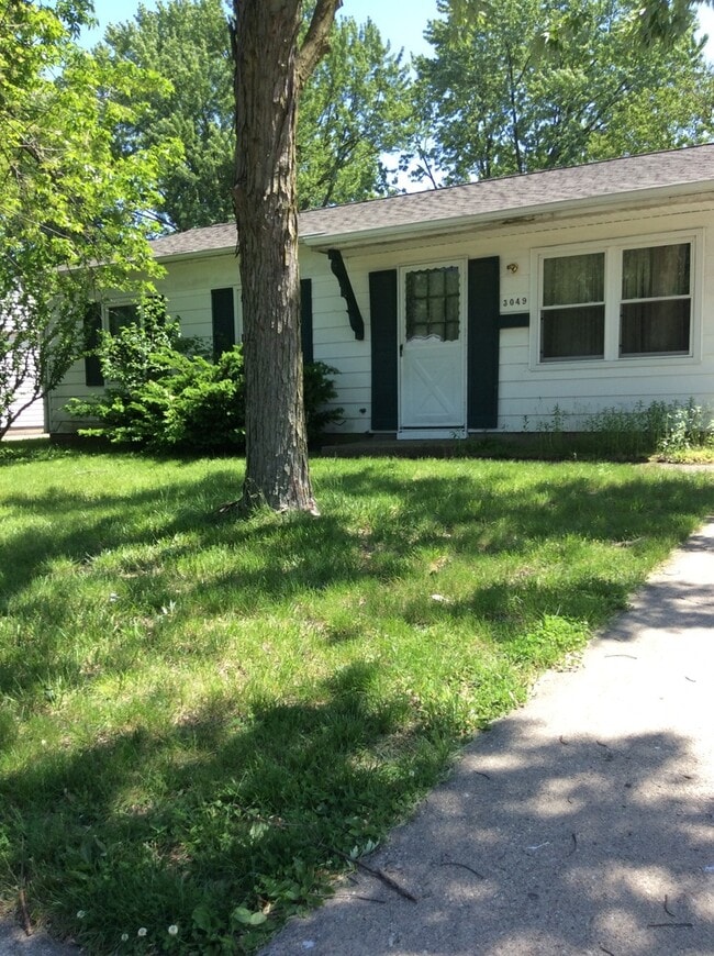 Building Photo - Beautiful single family ranch home located near the mall