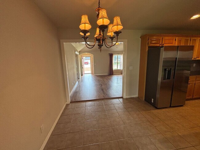 Building Photo - Awesome 3 bed/2bath/2 car Split floor plan in Southfork III!