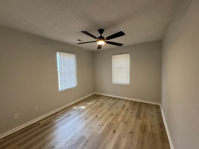 Building Photo - 3bed/2bath freshly renovated home!
