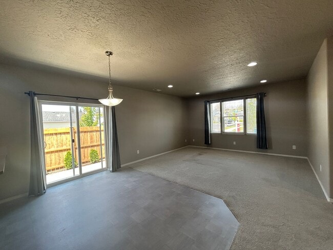 Building Photo - Move In Special !!  Newer 3 Bedroom / 2 Ba...