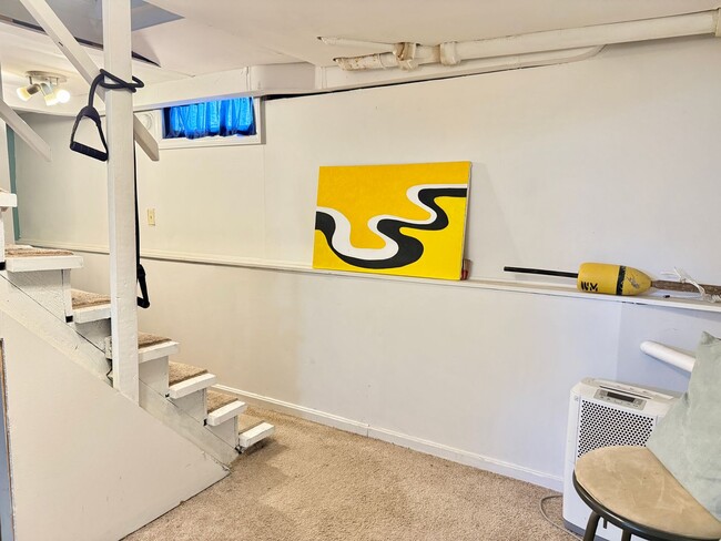 Building Photo - Sunny 1+ Bedroom Single family Home