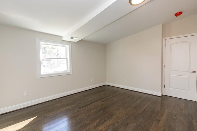 Building Photo - 564 Claymont Dr