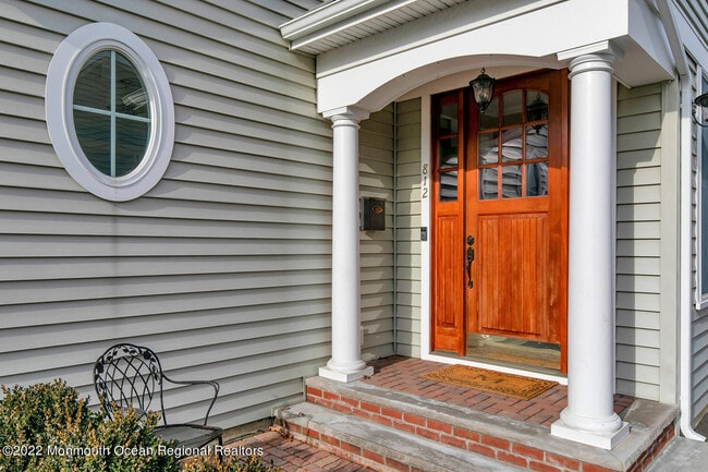 Building Photo - 812 Claridge Dr