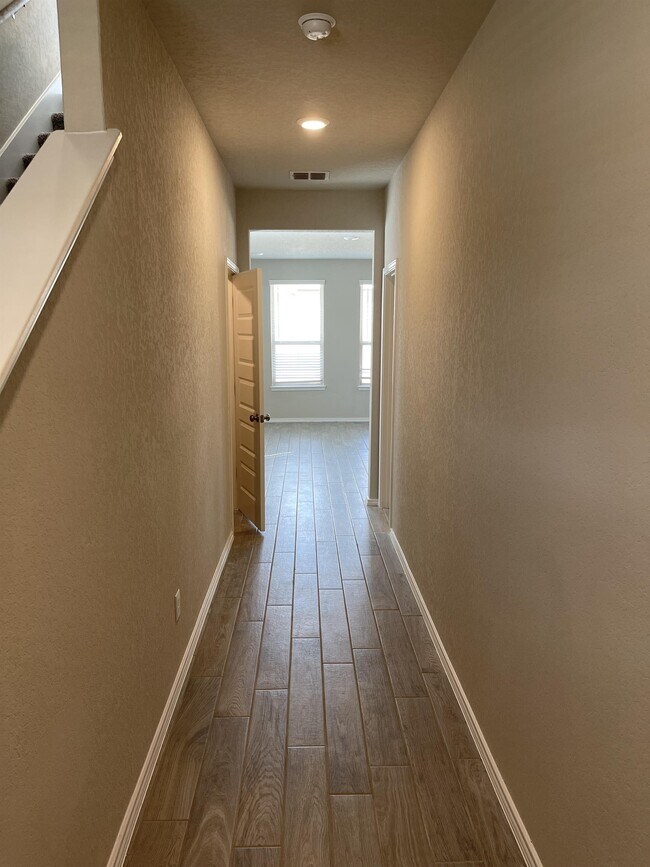Building Photo - 2532 Ayers Dr