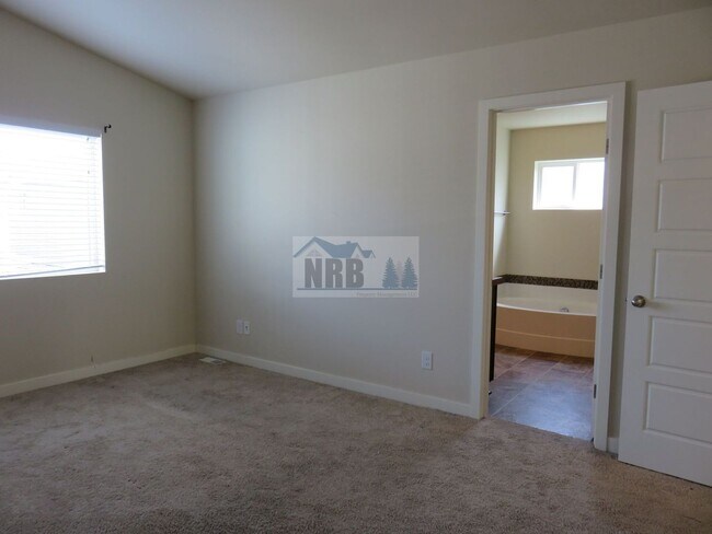 Building Photo - Stunning 3 bd House located in a Gated Community of Puyallup!