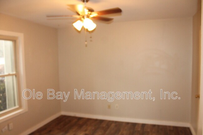 Building Photo - 806 McNeil Ave
