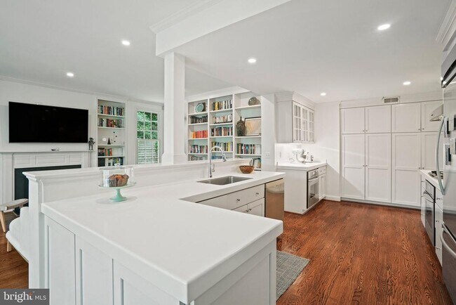 Building Photo - 5320 Albemarle St