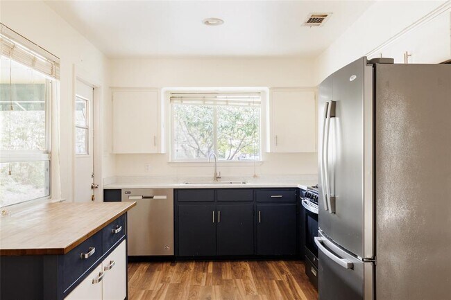 Building Photo - 1403 Randy Cir