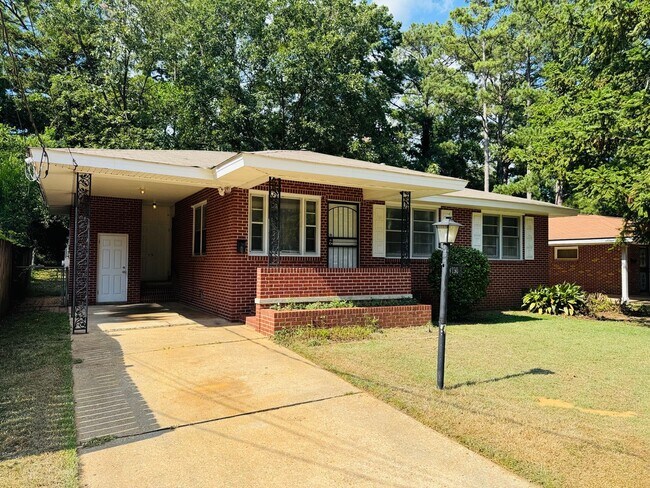 Building Photo - Dreamy 3-Bedroom