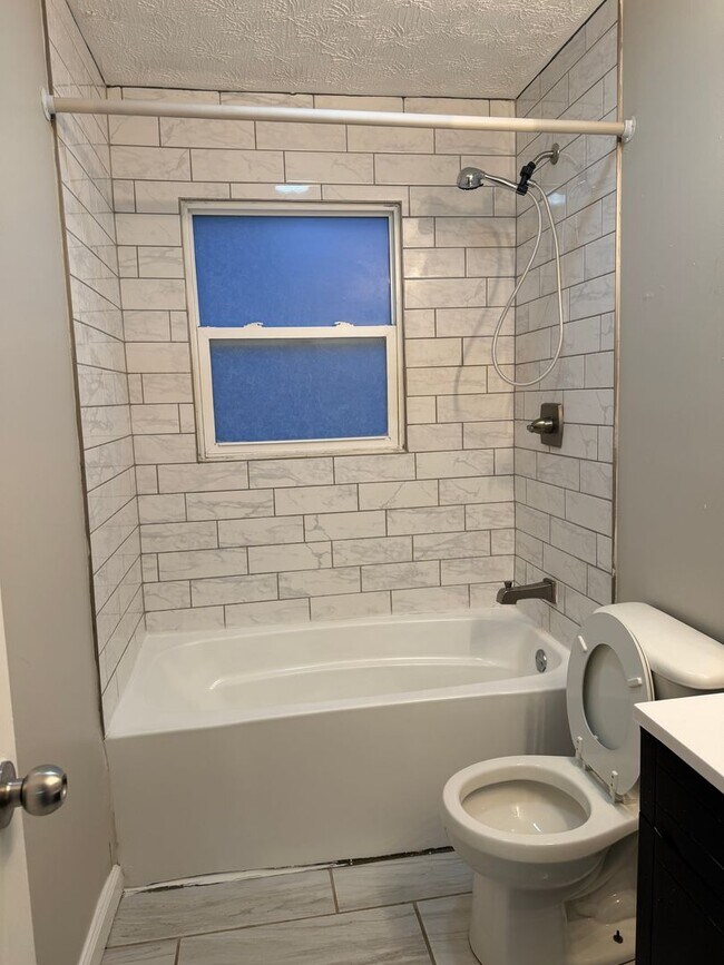 Building Photo - 3 bed 1 bath home for rent!