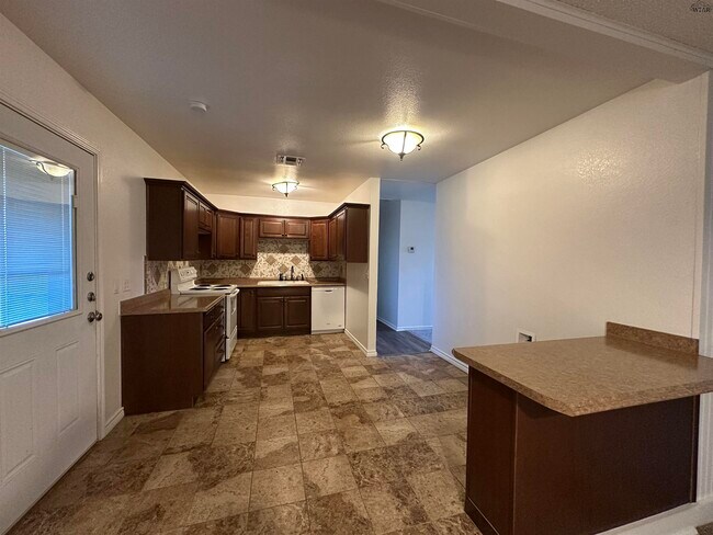 Building Photo - 1622 Longview St