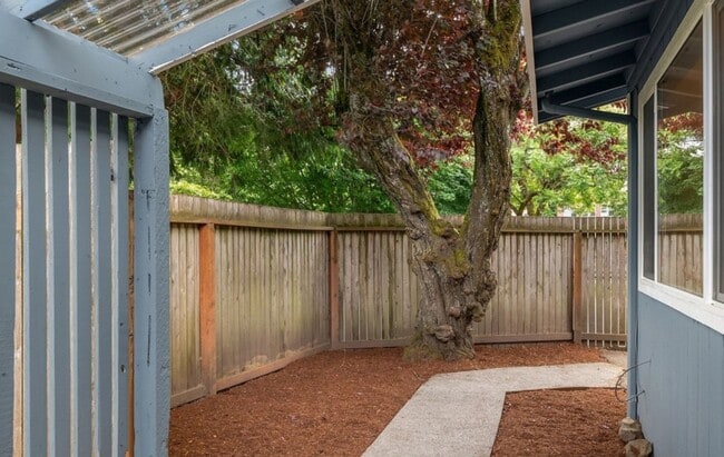 Building Photo - Modern 2 Bed, 1 Bath Duplex in Prime Olde ...
