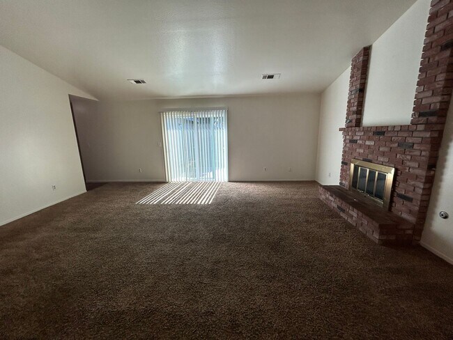 Building Photo - 1846 N Selina Ct