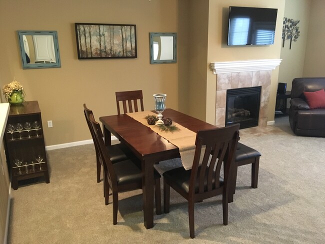 Building Photo - Overland Pointe Townhomes